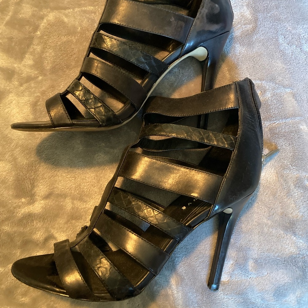 Sz 9, Black leather, 4.5’ stiletto heel